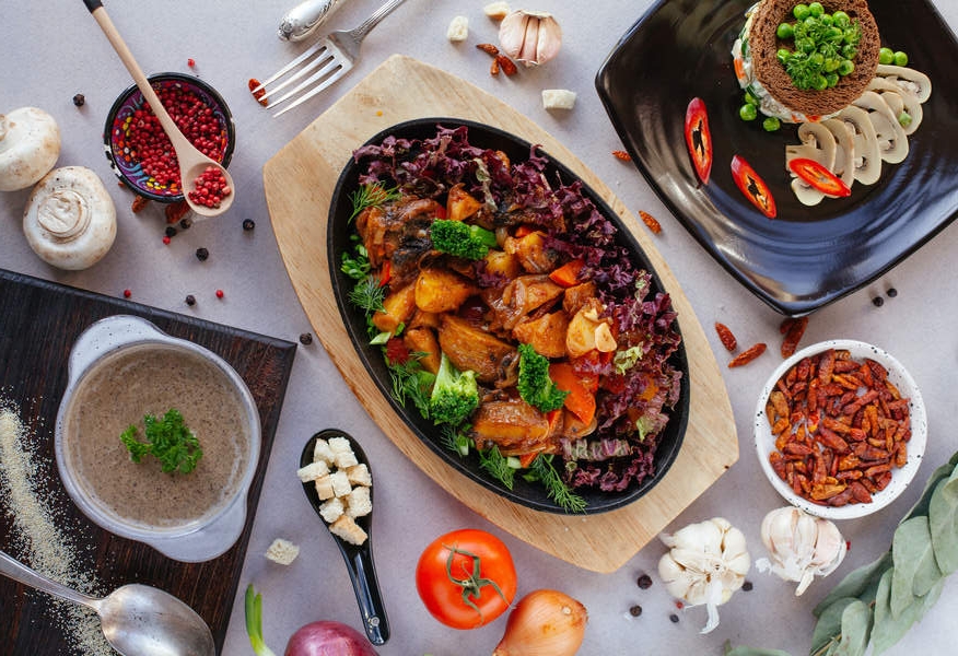 Советы и трюки: как сделать праздничный стол ярким и стильным